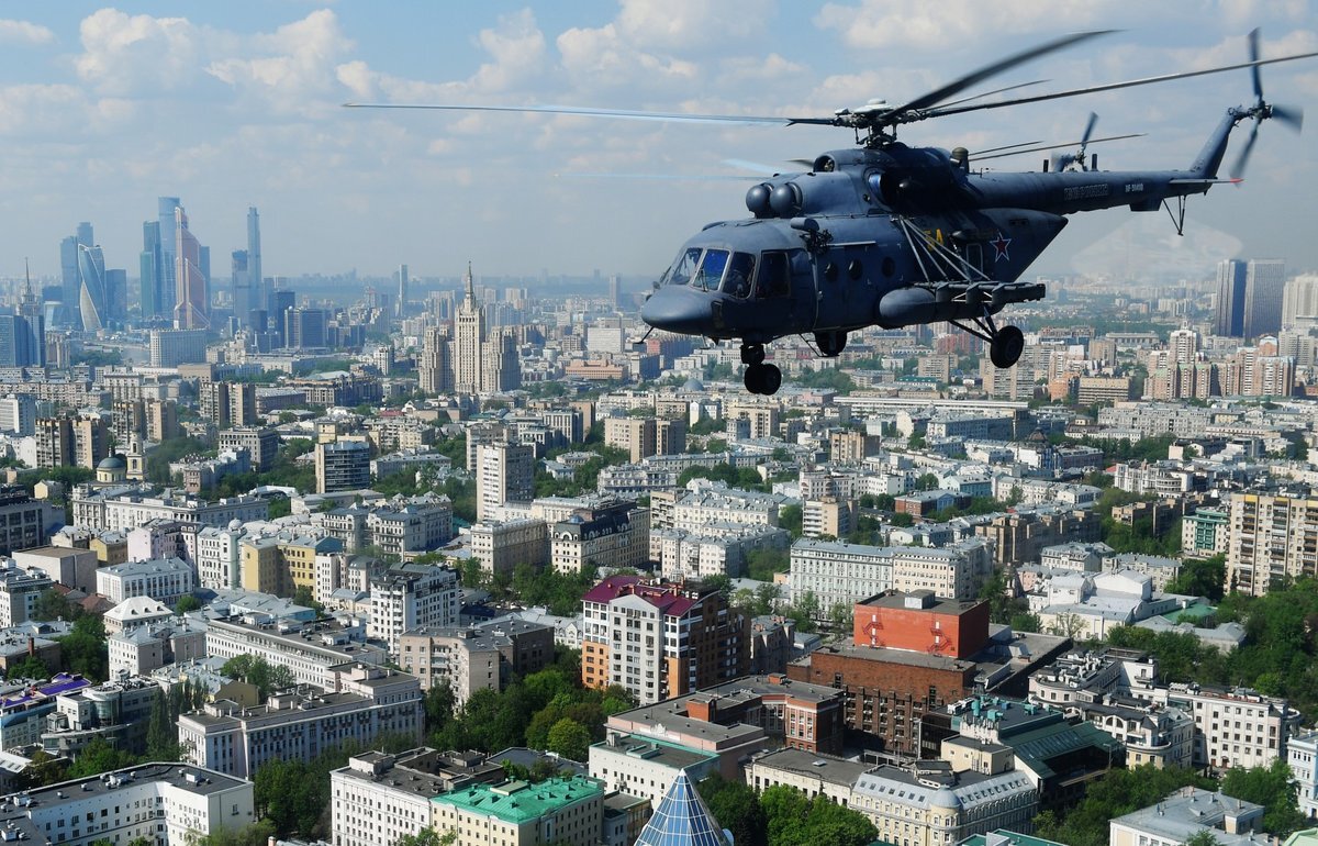 Вертолет над ступино. Вертолет над городом. Вертолет над Москвой. Вертолеты над МКАДОМ. Вертолет над городом Москвой.