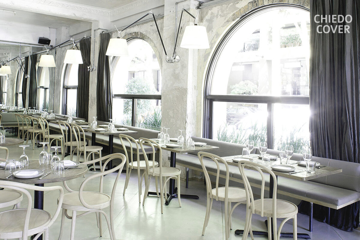 Венские стулья уже не один век пользуются популярностью у ценителей классического стиля. Минимализм и незамысловатый дизайн позволяют бюджетно, при этом со вкусом расставить мебель в ресторане, кафе или дома.