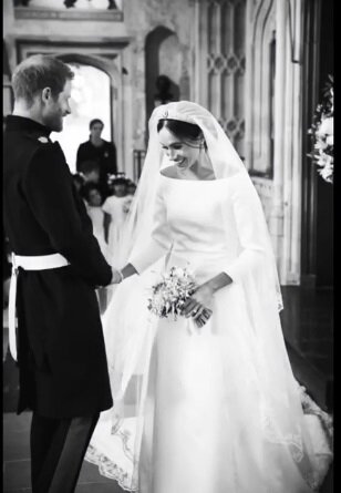  Вот такое новое фото вчера появилось в сети интернет. Меган Маркл и принц Гарри в день своей свадьбы. Счастливые и умиротворенные. На этом снимке особенно нам нравится принц Гарри.-2