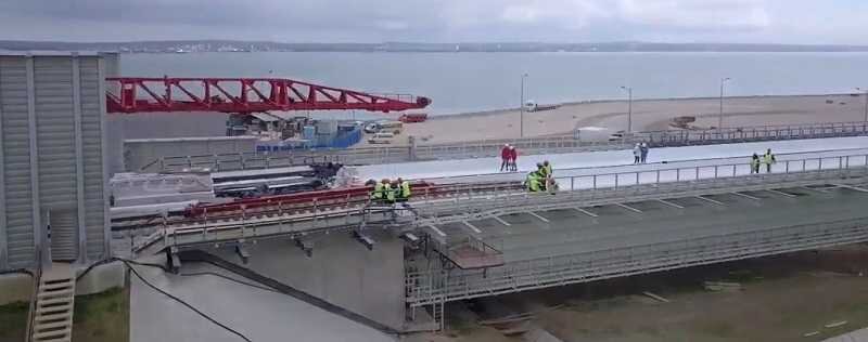 Укладка рельсов на железнодорожной части Крымского моста