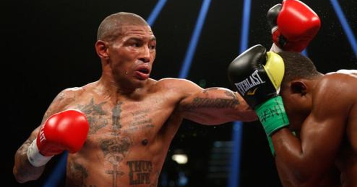 Эшли Теофане в бою с Эдриеном Бронером