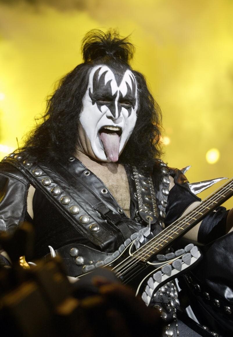 На одном из этих выступлений их и приметил басист "Kiss" Джин Симмонс.