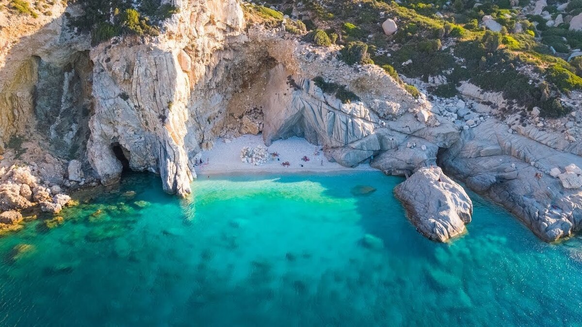 Икария скрытый пляж