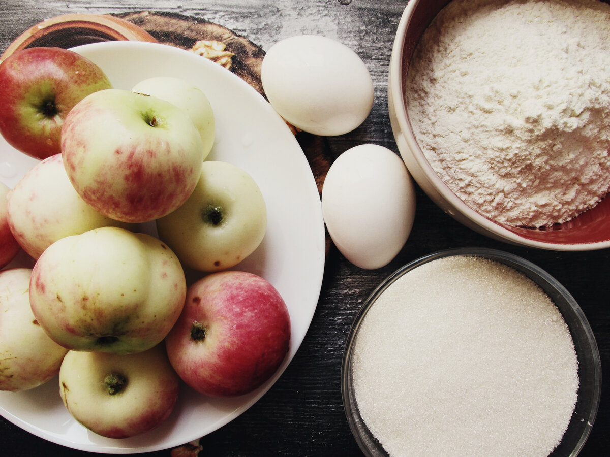 Ингредиенты для шарлотки с яблоками