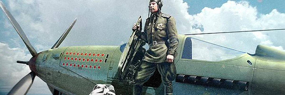 А.И. Покрышкин на крыле своего истребителя Р-39  "Аэрокобра"