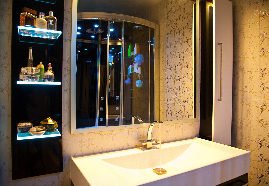 Полки с подсветкой из стекла