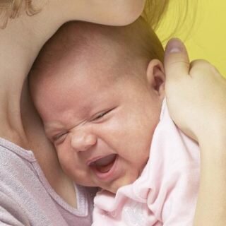 Что может означать боль у новорожденного перед мочеиспусканием?