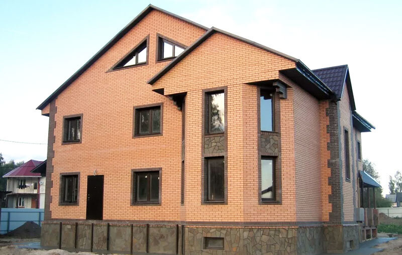  Кирпичный фасад дома 