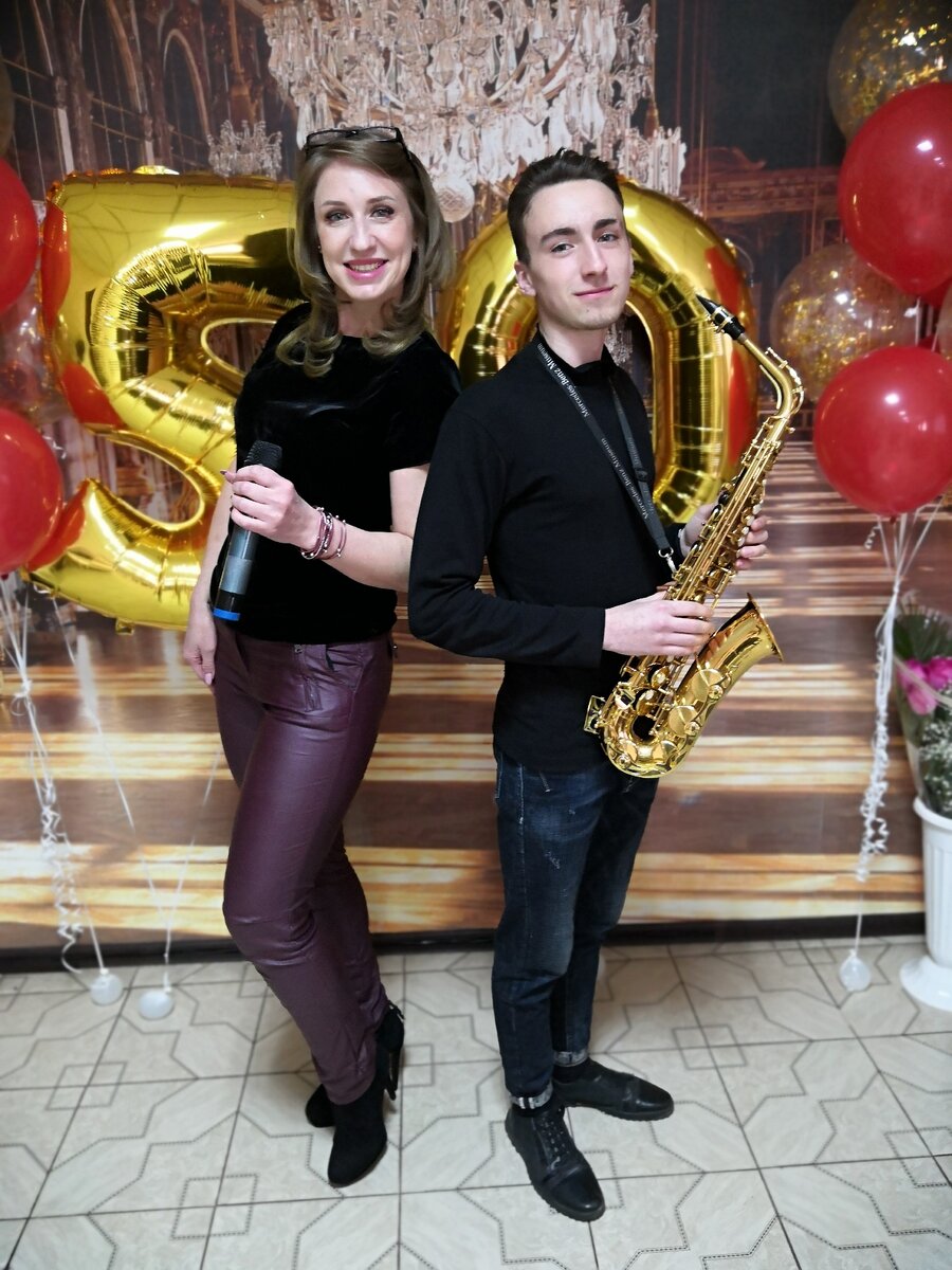 Приятно познакомиться) Я и мой друг саксофонист Слава.