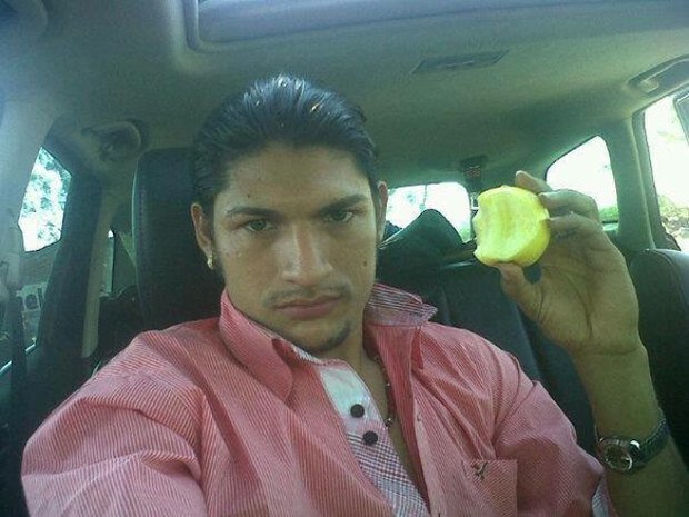 Броли Бандерас и яблоко. Броли слева.