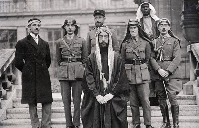 Лоуренс Аравийский, 1917 г. Он считался в Аравии одним из величайших героев первой мировой войны. Этот удивительный человек стал легендой еще при жизни, а толки о его странной смерти не прекращаются и теперь. Прозвище «Аравийский» Лоуренс получил за те заслуги, совершённые на Ближнем Востоке.