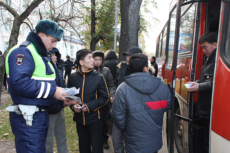 Проверка документов у рабочих-мигрантов в Москве. Фото с сайта Ramenki.mos.ru