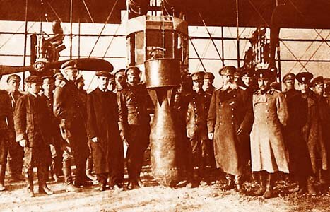 Авиаконструктор Игорь Сикорский (в пальто) и генерал Михаил Шидловский (с седой бородой) около авиабомбы первого в мире тяжелого бомбардировщика "Илья Муромец"