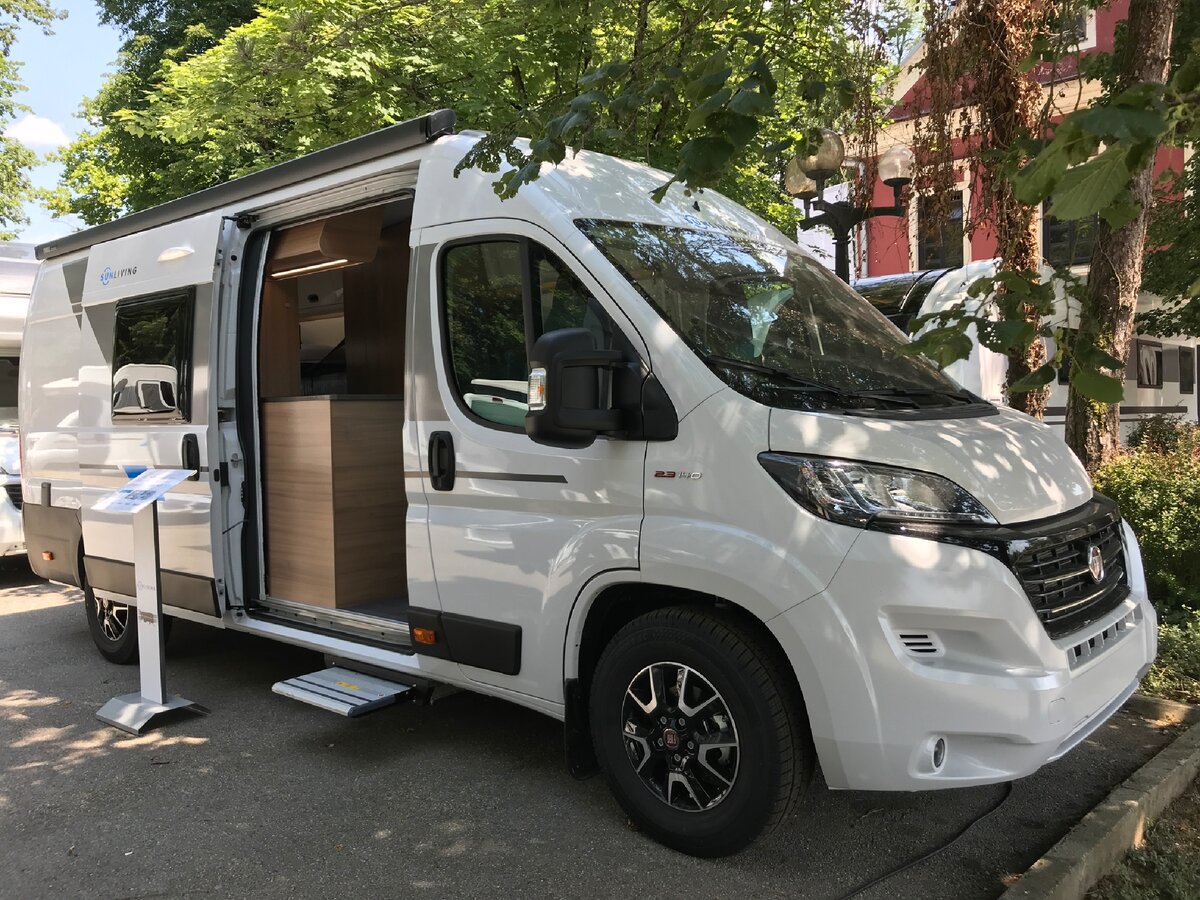 Вход в автодом-вэн