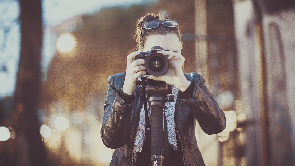https://cdn.pixabay.com/photo/2017/03/27/14/55/photographer-2179204_960_720.jpg
