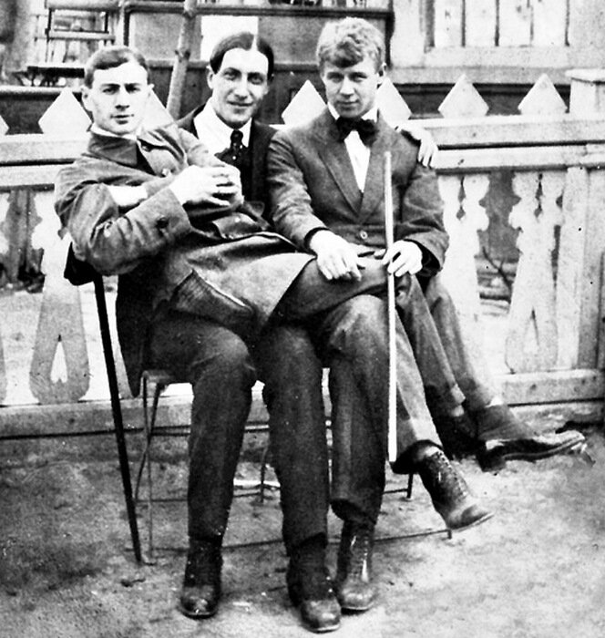 Это мсье Кусиков на коленках у Мариенгофа и Есенина