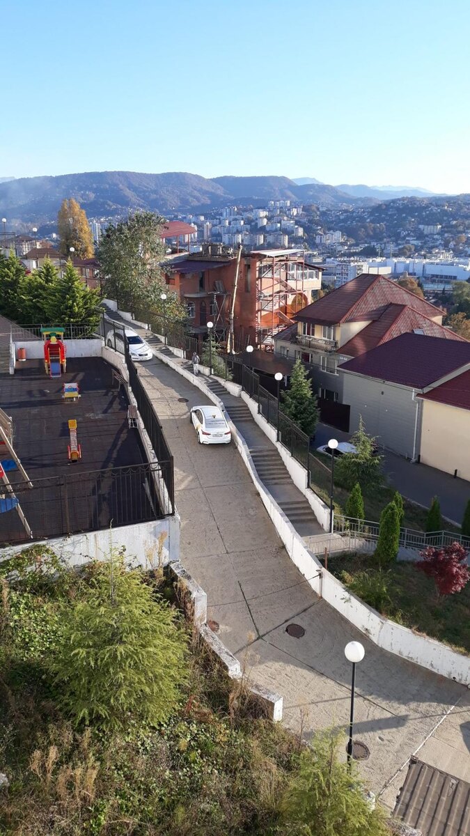 по этой лестнице можно спуститься и сократить путь ( поездка на автобусе) на 20 минут