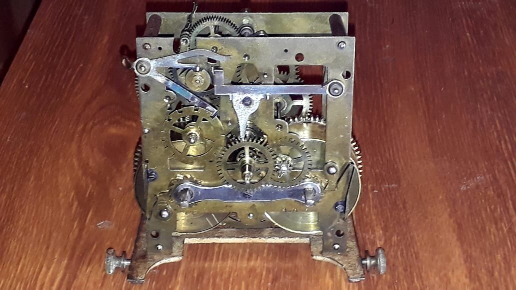 Полностью собранный механизм. Осталось поставить циферблат и стрелки.