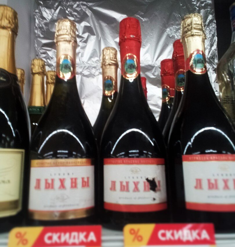 Ону из бутылок задело осколком. Фото автора.