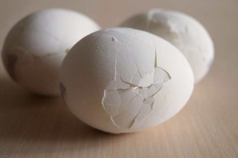 Нужно ли мыть куриные яйца перед закладкой в холодильник?