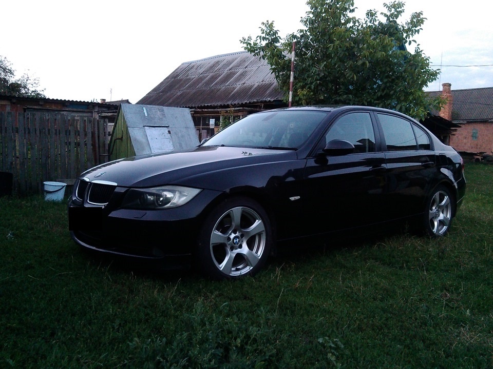 Машина BMW в деревне. Источник фото - Яндекс