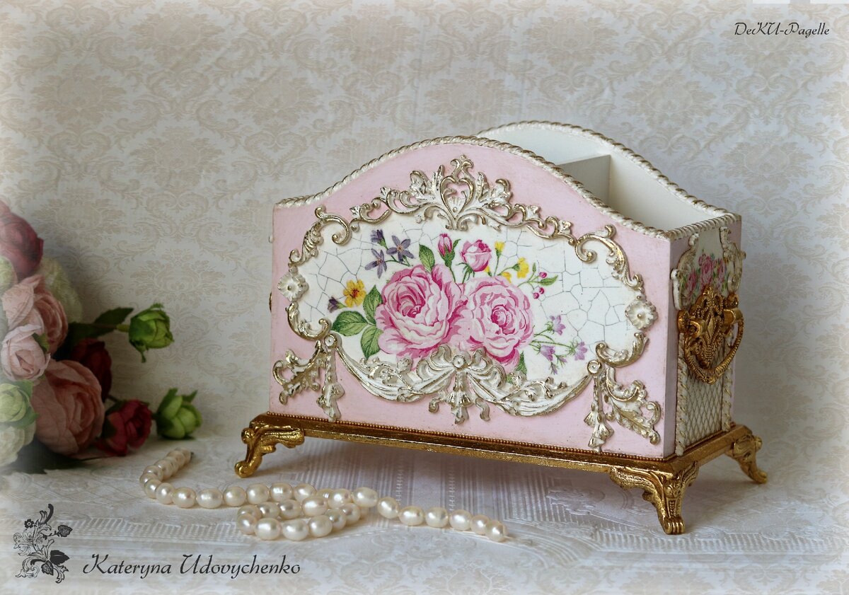 На этой работе салфеточный мотив гармонично вписан в форму и размер заготовки. Есть место и для дополнительного декора, и для пустого пространства, где глаз может отдохнуть.