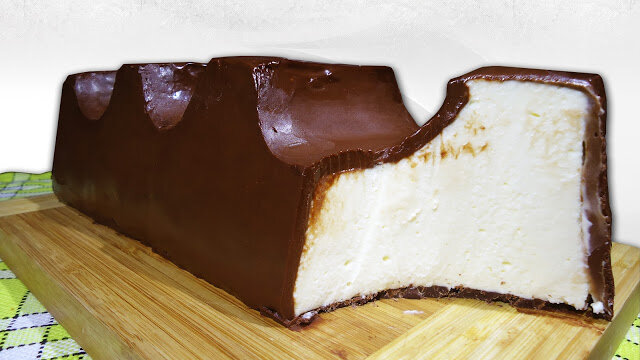  Думаю всем знакомы маленькие шоколадки киндер. Воздушная молочная начинка покрытая шоколадной глазурью. Очень нежное и очень вкусное лакомство. А что, если приготовить огромный батончик киндер шоколад? Это вполне реально. Ведь так приятно наслаждаться безумно нежным и восхитительно вкусным десертом, который прямо тает во рту, с мягким сливочно-молочным вкусом.

Список ингредиентовКрем1 литр сливок жирностью 30%30 гр. сахара400 гр. белого шоколада10 гр. желатина1 пакетик ванильного сахараШоколадная глазурь300 гр. темного шоколада300 мл. сливок жирностью 30%Шоколадная основа100 гр. шоколада
Форма для кексов размером (примерно +/-) 30х10 высота 8 см.
Этапы приготовления