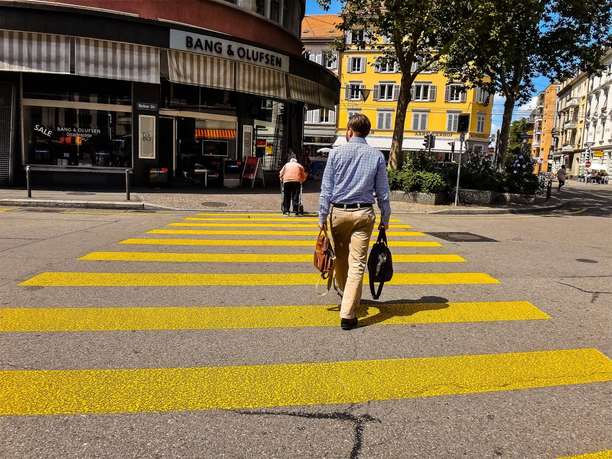 https://c.pxhere.com/photos/cb/37/zurich_pedestrian_age_demography_old_support_man-893410.jpg!d