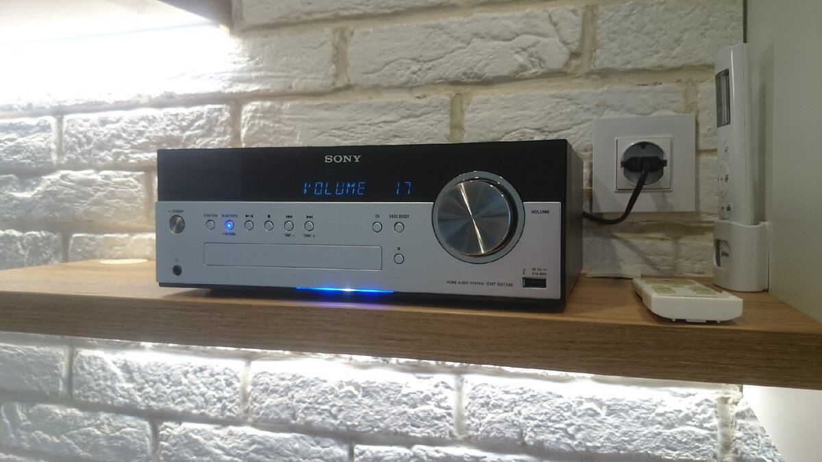 небольшой музыкальный центр на полке и розетка для него. Фото: Дмитрий Шуклин