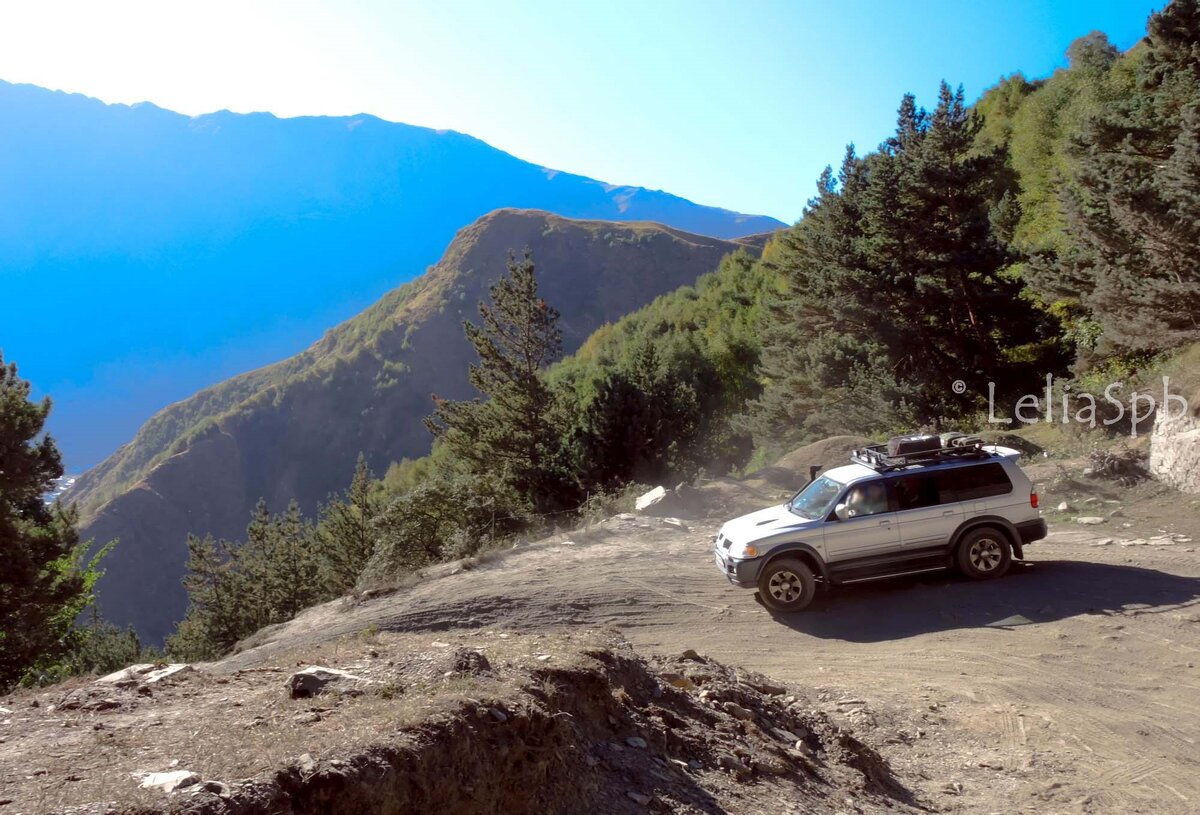 Фото из личного архива.  Дороги в горах. Грузия, Степанцминда.