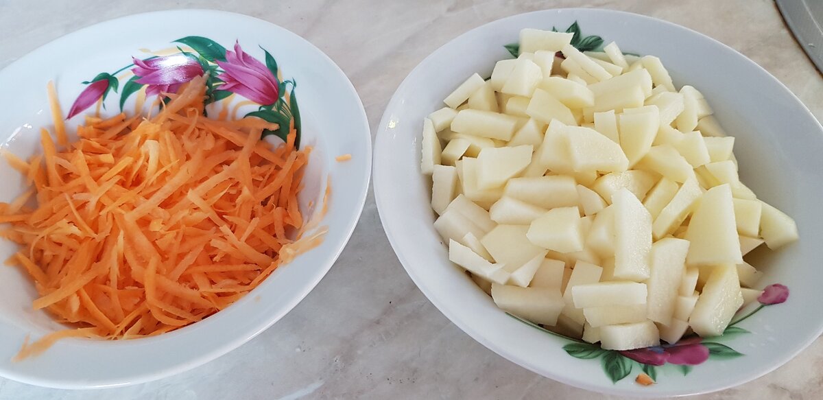 Морковку потёрла, картошку кубиками порезала