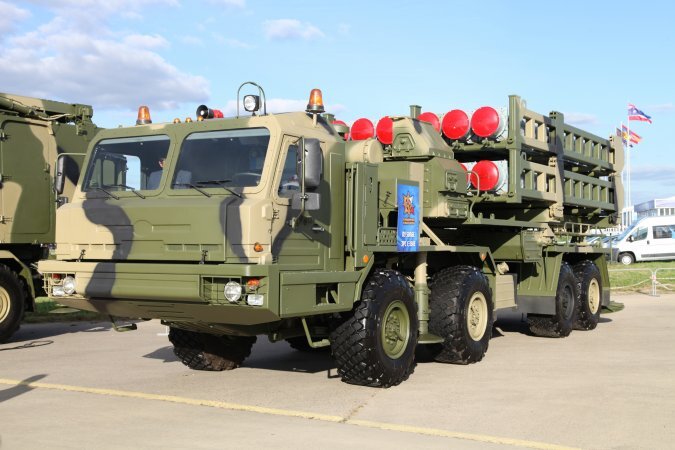 Зенитная ракетная система С-350 Википедия
Система использует ракеты 9М100 для поражения любых аэродинамических и баллистических объектов на расстоянии около 120 км, движущихся со скоростью до 4,8 км/с, и ракеты 9М96 для перехвата на расстоянии до 15 км низколетящих целей – например, крылатых ракет, беспилотных летательных аппаратов и барражирующих боевых блоков, движущихся на скорости до 1 км/с. 
