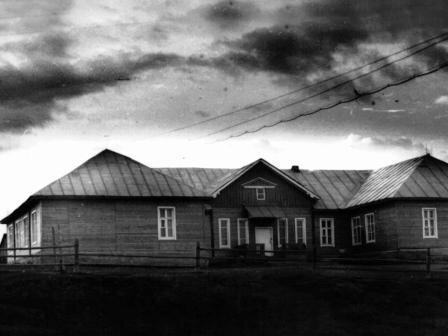 Жители села Мутный Материк в Коми, победившего в конкурсе на самое веселое название населенного пункта в России, хотят, чтобы кубок за выигрыш им вручил президент, сообщил РИА Новости руководитель администрации Мутного Материка Константин Канев. Конкурс проходил в сообществе Туту.ру в соцсети "ВКонтакте". За 2,5 месяца прошло несколько отборочных раундов среди 100 претендентов на выход в финал из 83 регионов России. За весь период за кандидатов проголосовали более 307 тысяч раз.