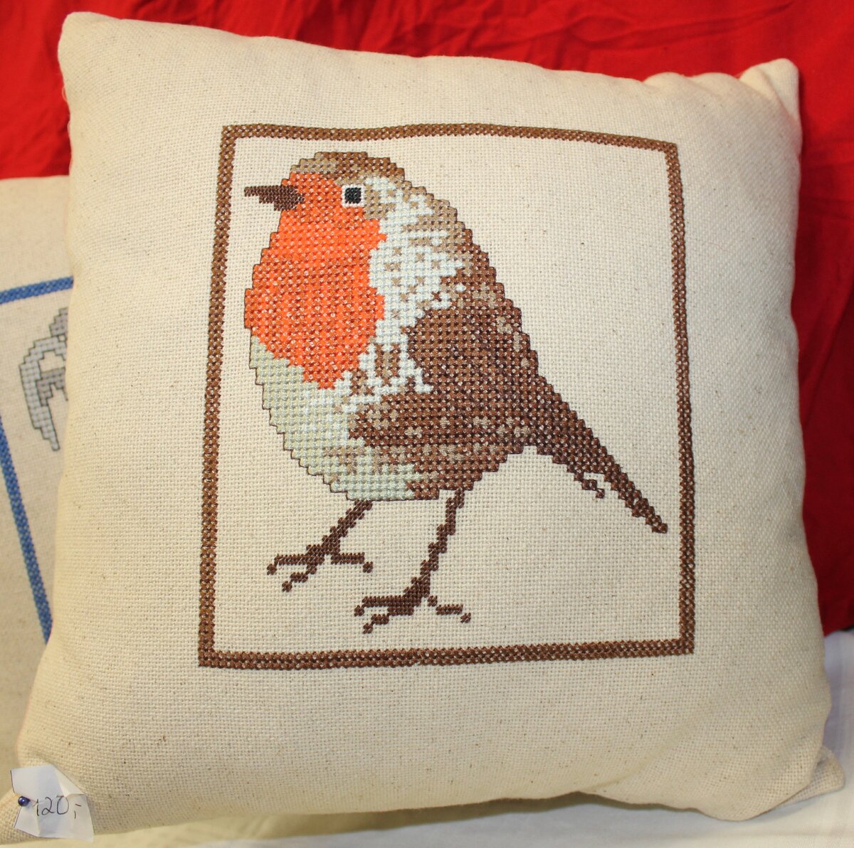 Вышитая подушка. Фото автора статьи