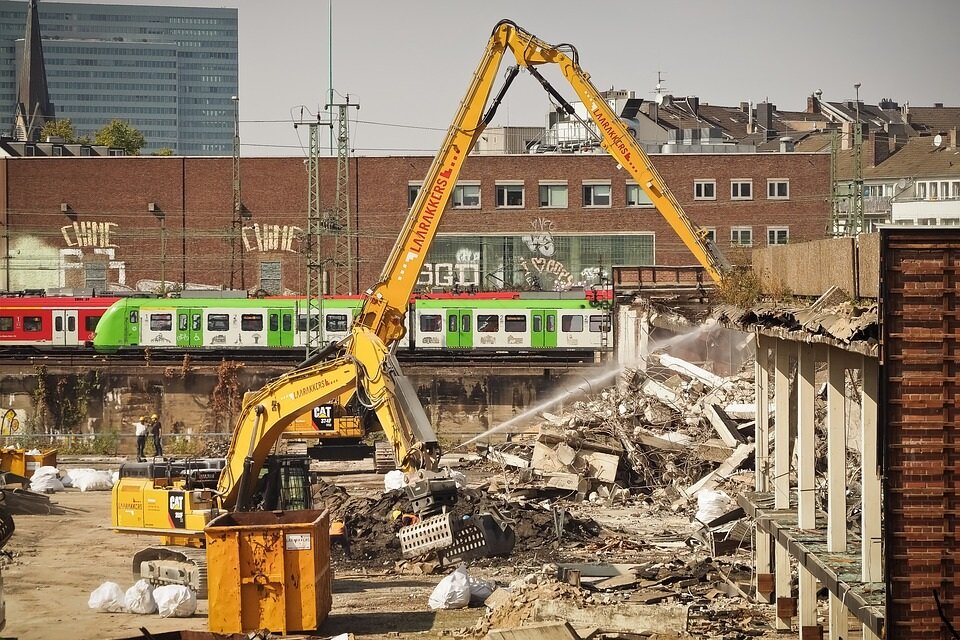 Слом стали. Разрушитель Demolition экскаватор. Демонтаж здания экскаватором. Демонтаж аварийного здания. Машина для сноса зданий.