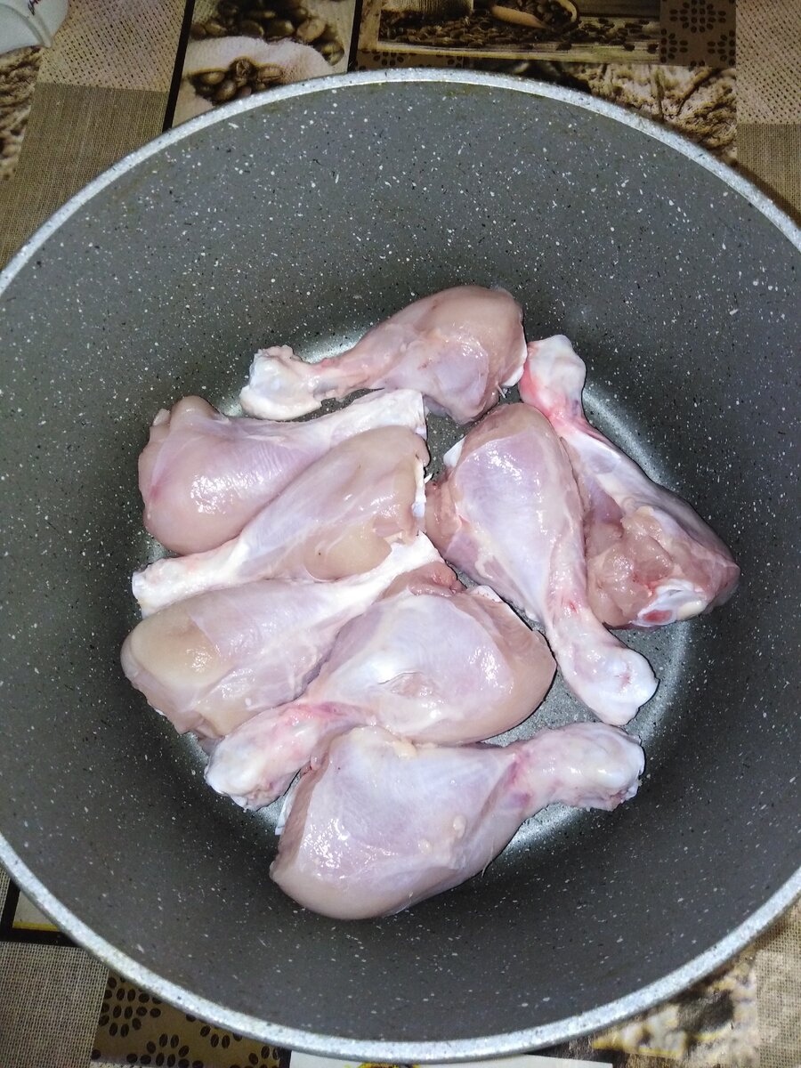 Одна упаковка куриных голеней. Шкуру я всегда снимаю.