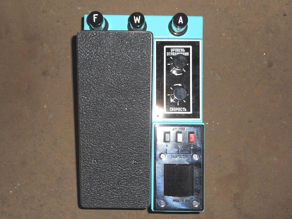 Это советская педаль для гитарных эффектов «Спектр-4»(фото из интернета)