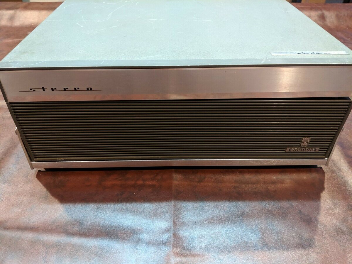 Магнитофон Grundig TK 341 Hi-Fi (de Luxe) в собранном виде, дизайн характерный для конца 60-х годов, угловатый и несколько безликий