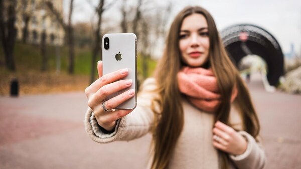 В отличие от iPhone X (на фото), упрощённая новинка будет оснащена лишь одной камерой на тыльной стороне, однако более качественной (об этом ниже)