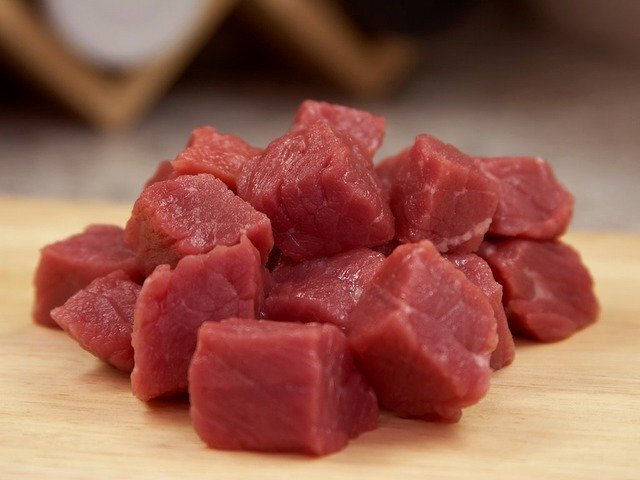 Мясо говядины режут кубиками 1,5 см х 1,5 см. Фото взято с Pixabay.com
