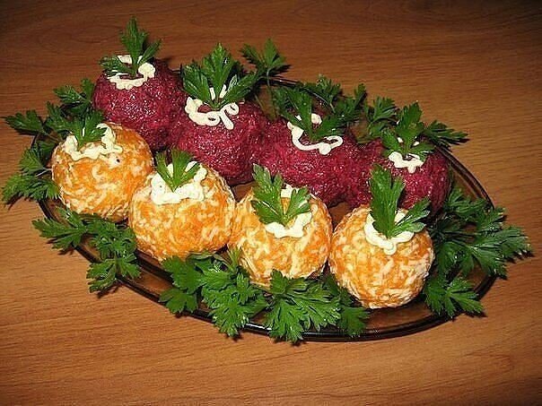 Закусочные шарики из свеклы и моркови (начинка сельдь и копченая курица). Рецепт на Новый год
