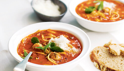 2. Суп с рисовой лапшой и куриной грудкой. Вам понадобятся: рисовая лапша (200 грамм), куриная грудка  (250 грамм), томатная паста (3 ст. ложки), горчица (1-2 ст. ложки),  морковь (1 шт.), чеснок, репчатый лук (1 шт.), кинза, укроп,  растительное масло, соль, специи. Приготовление: нарезаем на квадратики  куриную грудку, затем ставим на огонь. Как грудка будет готова, кладем в  бульон тертую морковь, кольца репчатого лука, чеснок, томатную пасту,  горчицу, всю зелень, рисовую лапшу и немножко растительного масла.  Доводим до готовности и снимаем с огня.