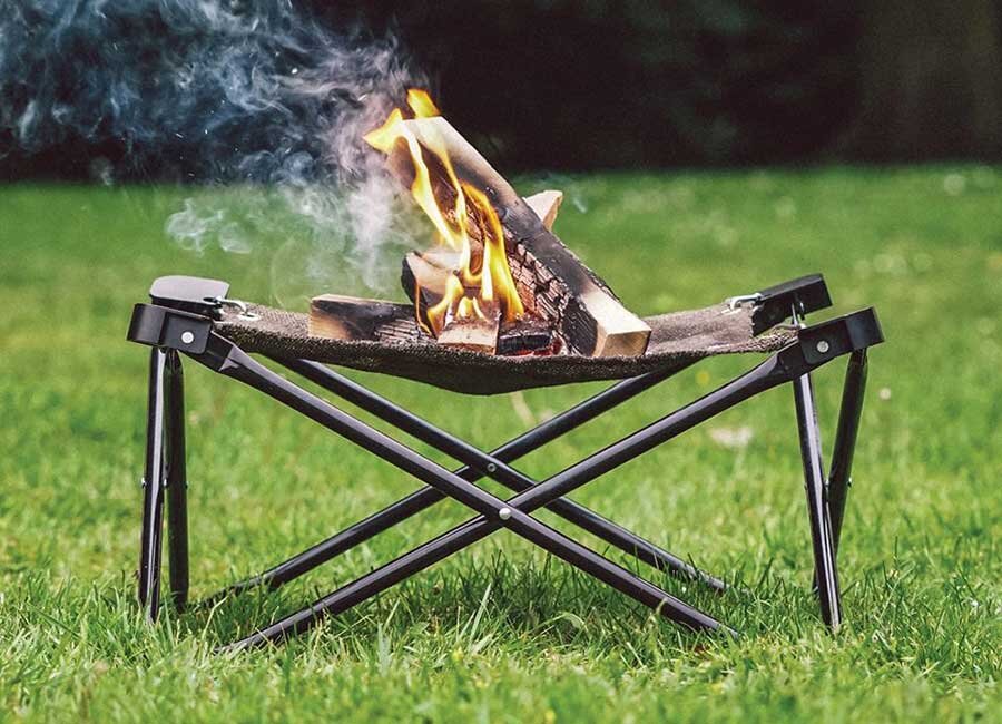 Переносной очаг для костра Folding Fire изготовлен на основе быстро сборной рамы, выполненной из стали и алюминия, оснащен стальной сеткой и огнезащитным гибким «одеялом». 