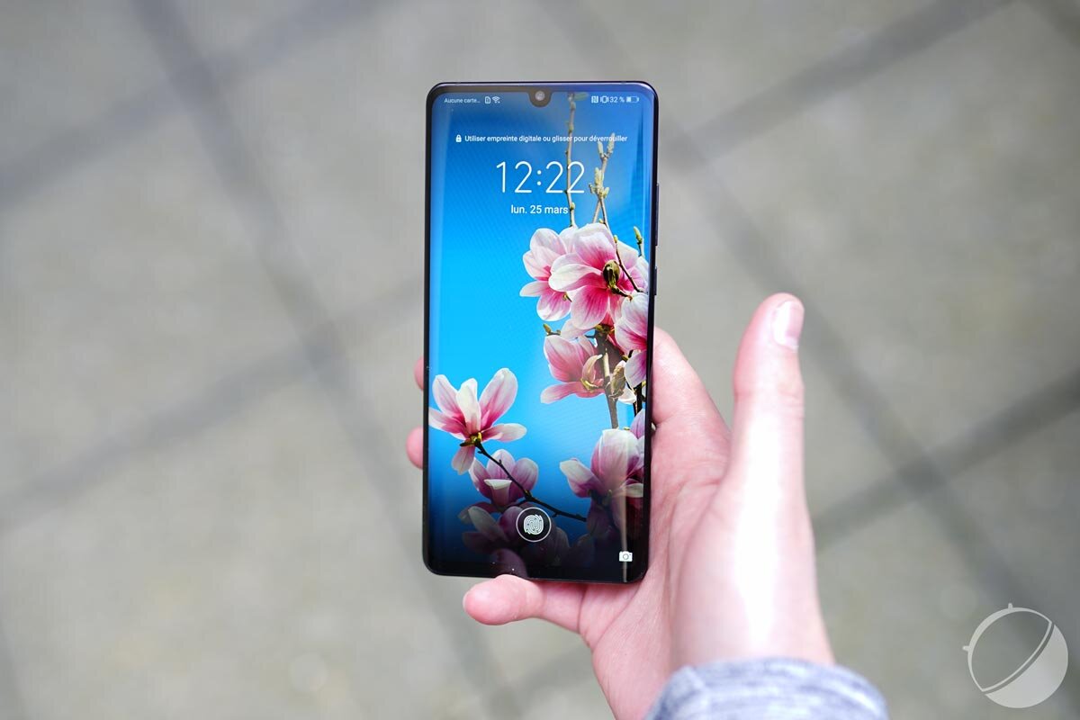 Самый мощный Хуавей. Линейка хуйавей d. Смартфон Huawei в руке. Хуавей выпуск в апреле.