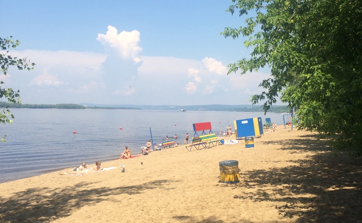 Пляж на Волге летом