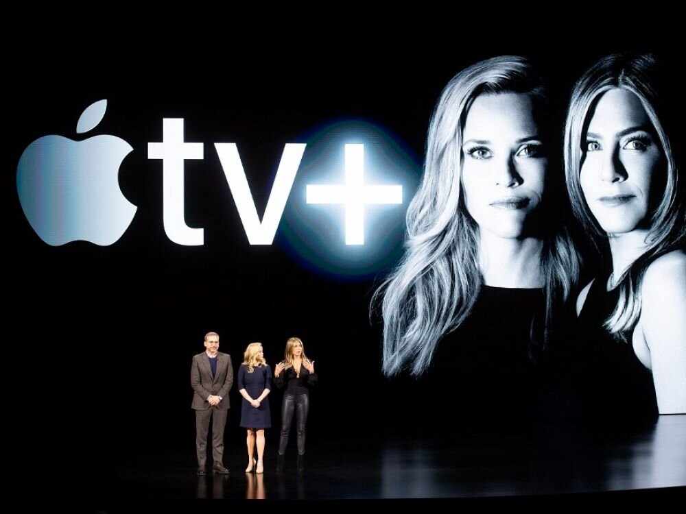 Актеры Дженнифер Энистон и Риз Уизерспун были на сцене Театра Стива Джобса 25 марта 2019 года для презентации Apple TV+.