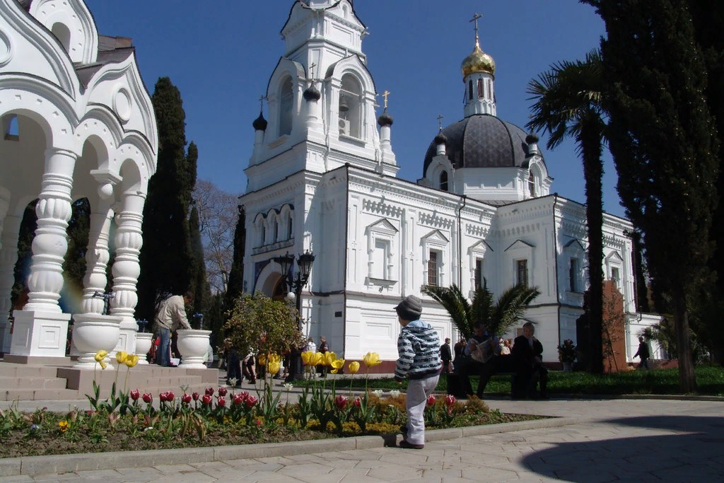 Церковь архангела михаила сочи. Собор Михаила Архангела (Сочи). Храм Архистратига Михаила Сочи. Храм Святого Архангела Сочи. Собор Святого Архистратига Архангела Михаила.