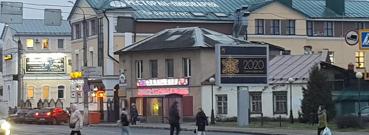 Вот такими чудесными плакатами администрация поздравляет жителей и гостей города 