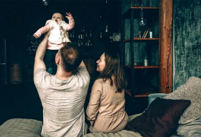                                            Муж держит на руках внебрачную дочь. Фото 2003 года.