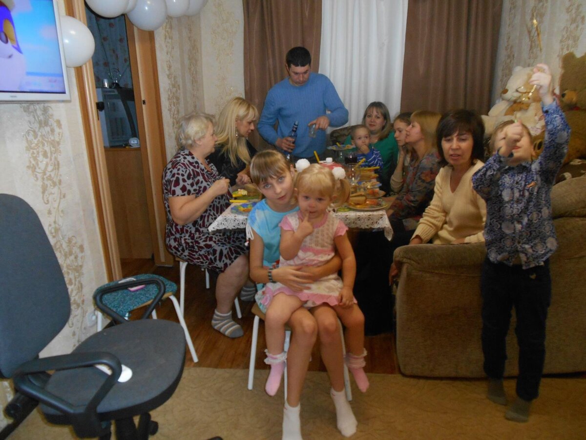 Это фото со старой квартиры, дочкин день рождения празднуем, у соседей никаких претензий не было